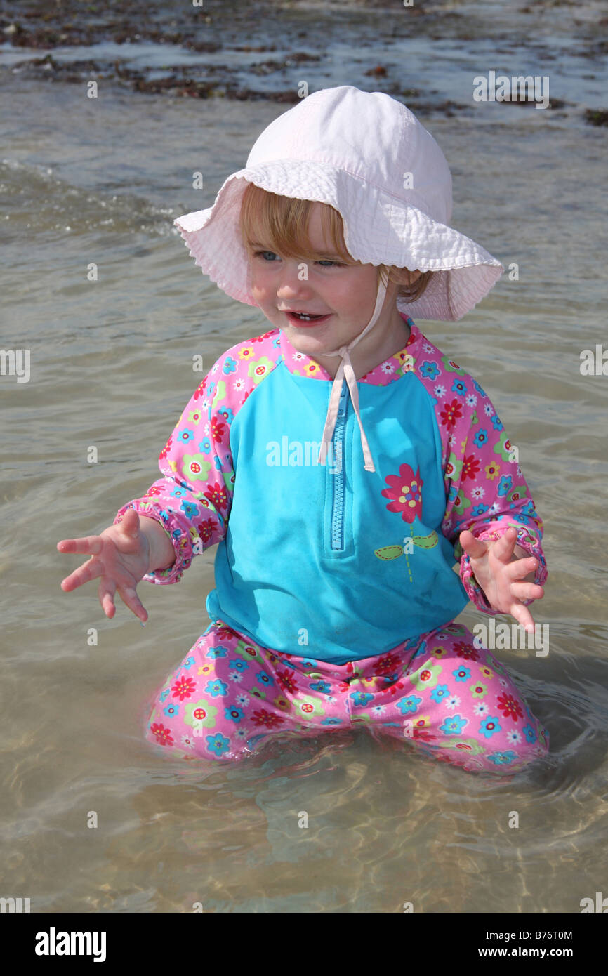 Kleines Mädchen am Meer Stockfoto