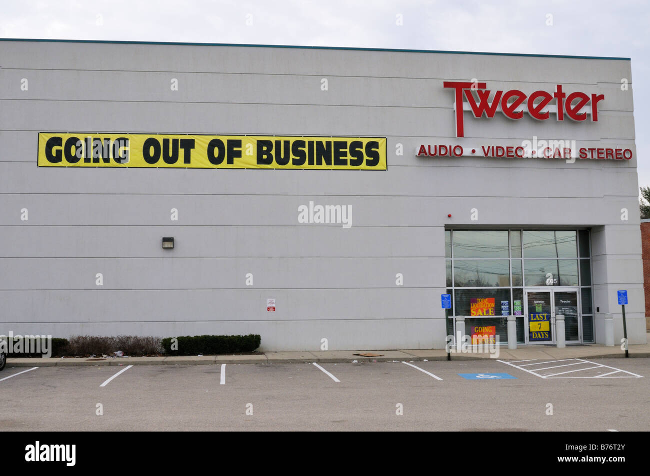 Schaufenster von einem Hochtöner Einzelhandel Elektronik mit Going out of Business Banner speichern Stockfoto