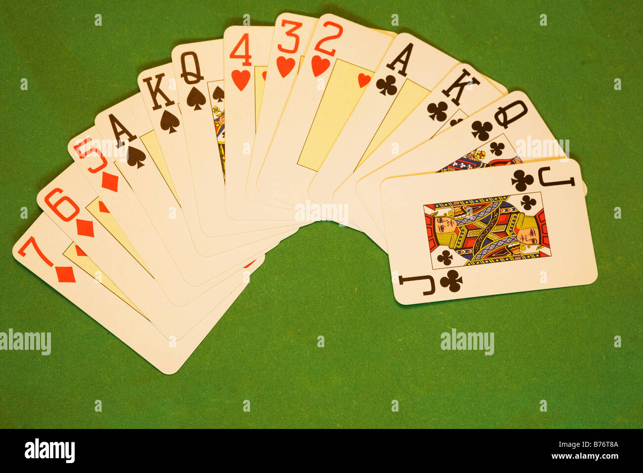 Eine Brücke Hand von 13 Karten wie gewohnt in Anzügen und Rang sortiert. Die Hand hat 19 Punkte in hohen Karten mit einer 4333-Verteilung. Stockfoto