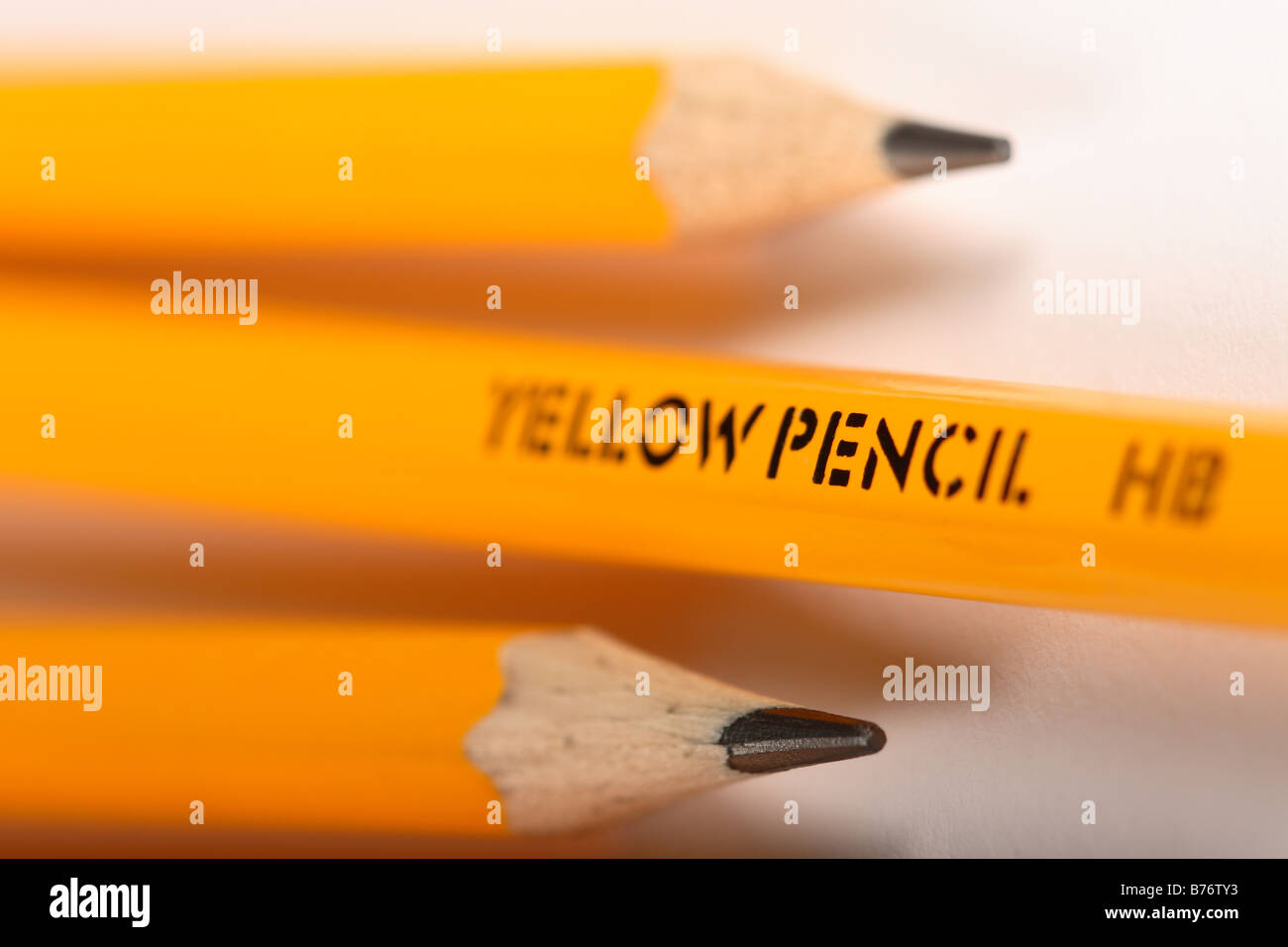 Bleistift HB Bleistifte Makro Nahaufnahme konzentrierte sich auf Wort Bleistift spitzen Bleistift gelb lackiert Stockfoto