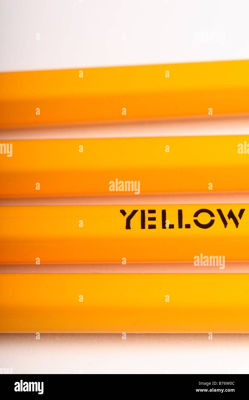 Bleistift Bleistifte Makro Nahaufnahme konzentrierte sich auf Wort gelben Bleistift gelb gestrichen Stockfoto