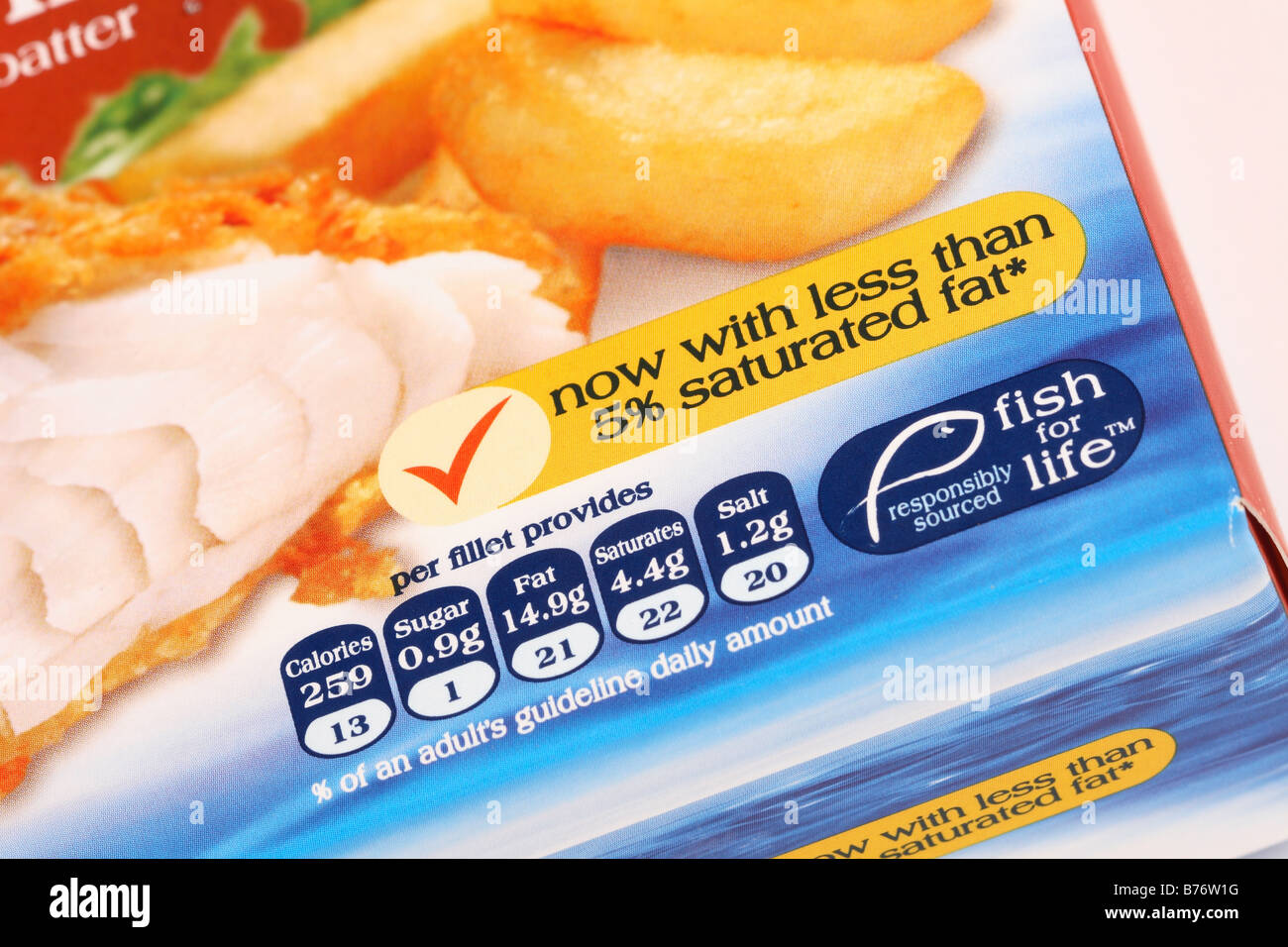 Paket von gefrorenen Kabeljau zeigt die Nährwerte von Lebensmitteln und weniger gesättigtes Fett Inhalt Produktkennzeichnung Stockfoto