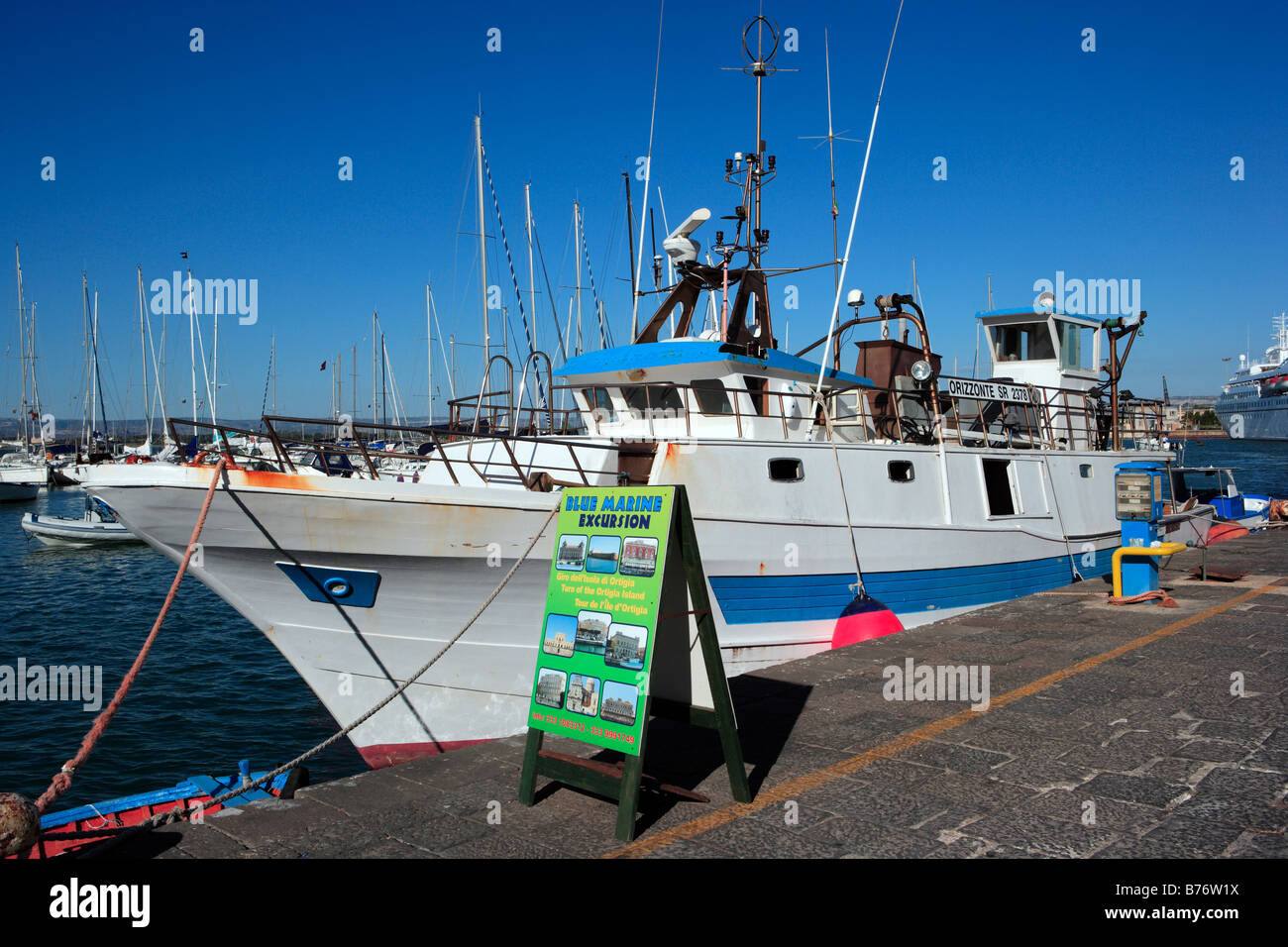 Schiff, der Insel Ortygia Hafen, Syrakus, Sizilien Stockfoto