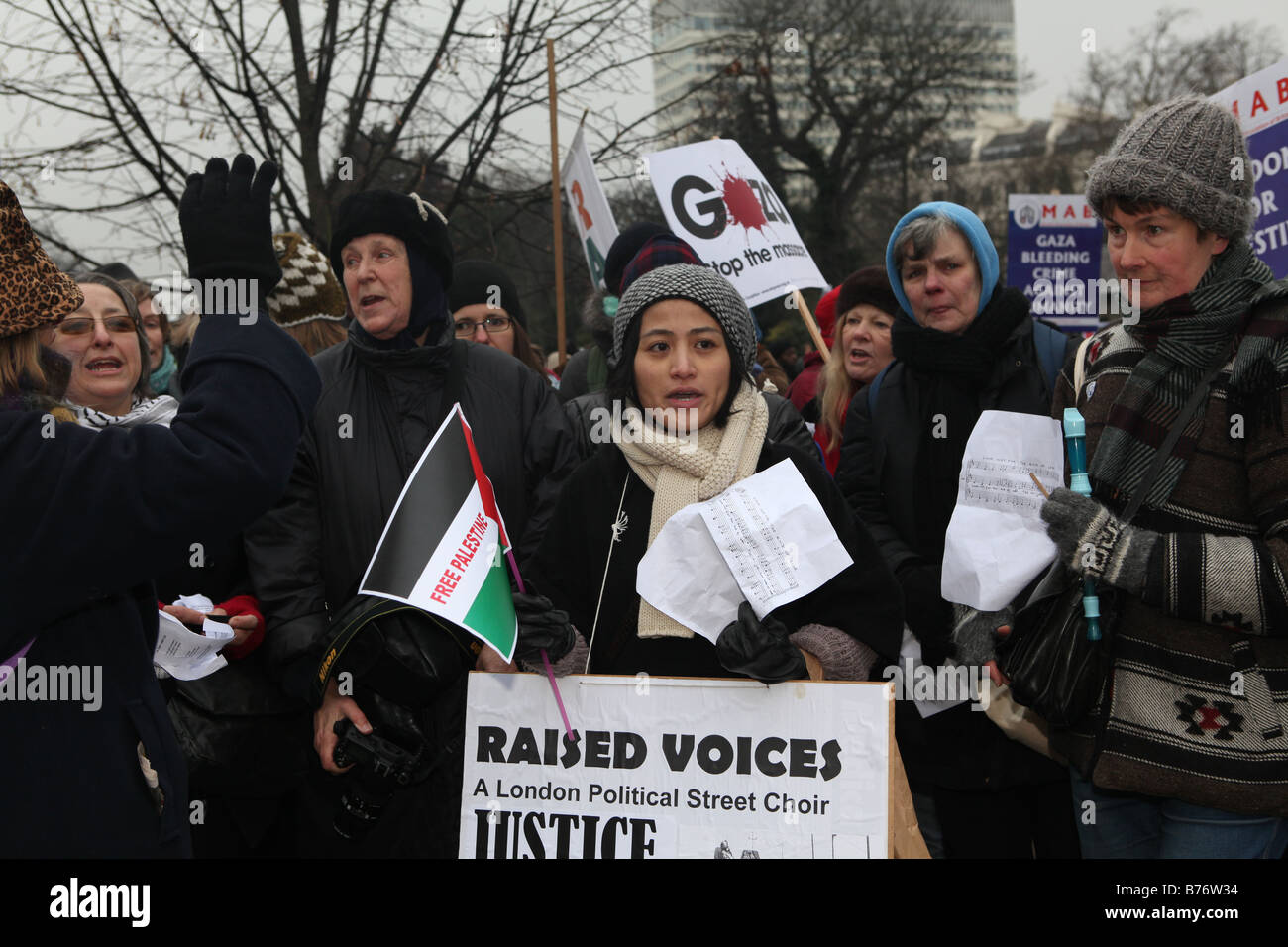 eine Gruppe von Demonstranten singen während einer Protestaktion gegen die israelische Invasion und Angriff auf den Gaza-Streifen Stockfoto