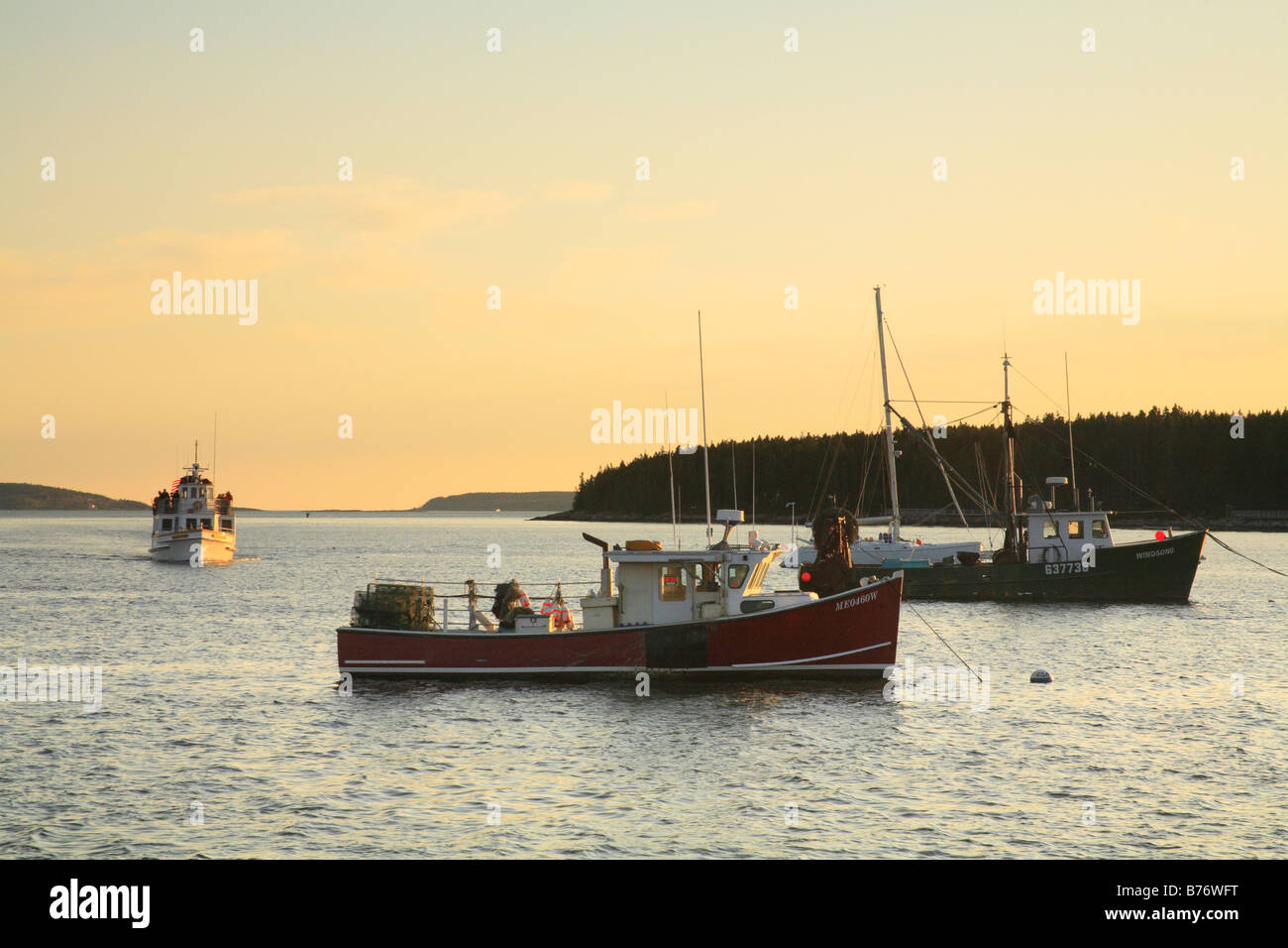 Sonnenuntergang, Hafen mit der Fähre Monhegan in Ferne, Port Clyde, Maine, USA Stockfoto