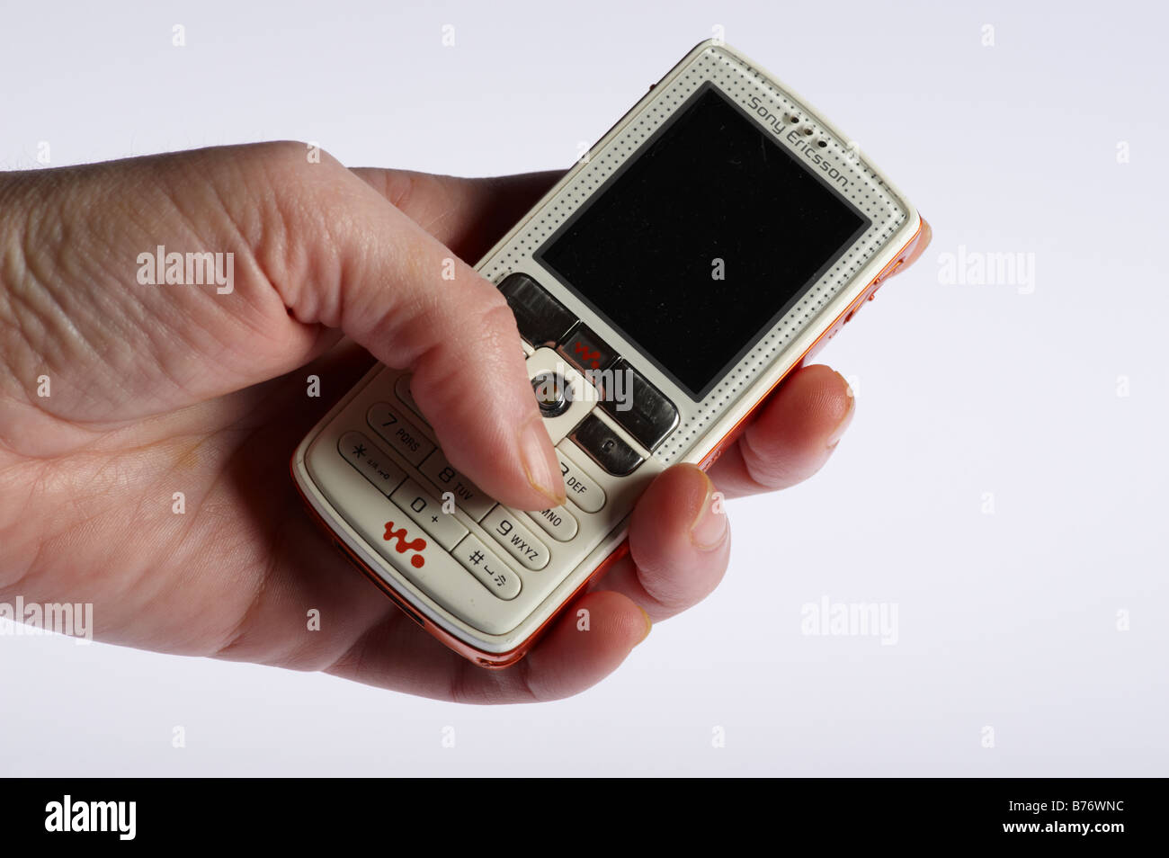 Frau mit Kamera-Handy Sony Ericsson Text einer Nachricht Stockfoto