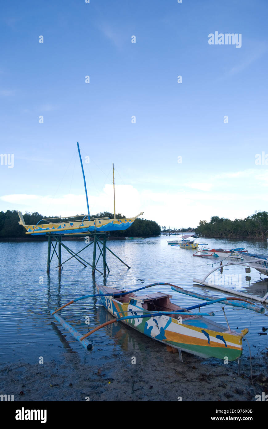 Ausleger Angelboote/Fischerboote auf hölzernen Stelzen, Magellan Bay, Mactan Island, Cebu, Visayas, Philippinen Stockfoto