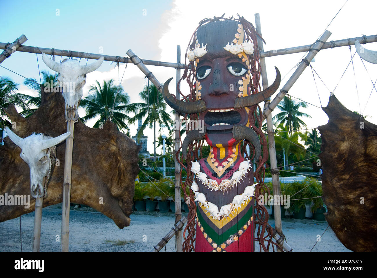 Native Maske und Totenköpfe, Magellan Bay, Mactan Island, Cebu, Visayas, Philippinen Stockfoto