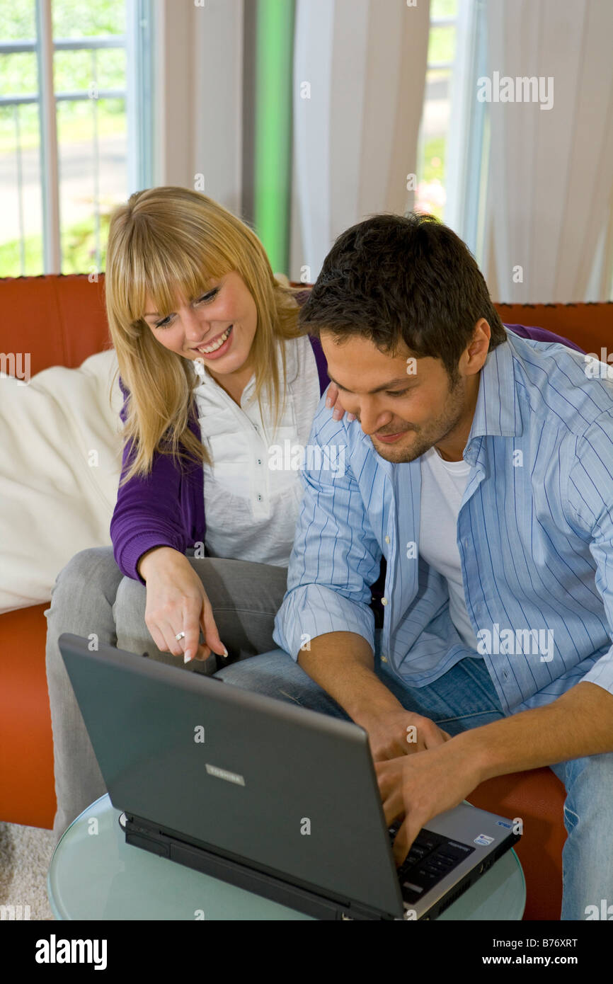 Junges Paar Surft Zusammen Im Internet, junges Paar, die das Surfen im Internet zusammen Stockfoto