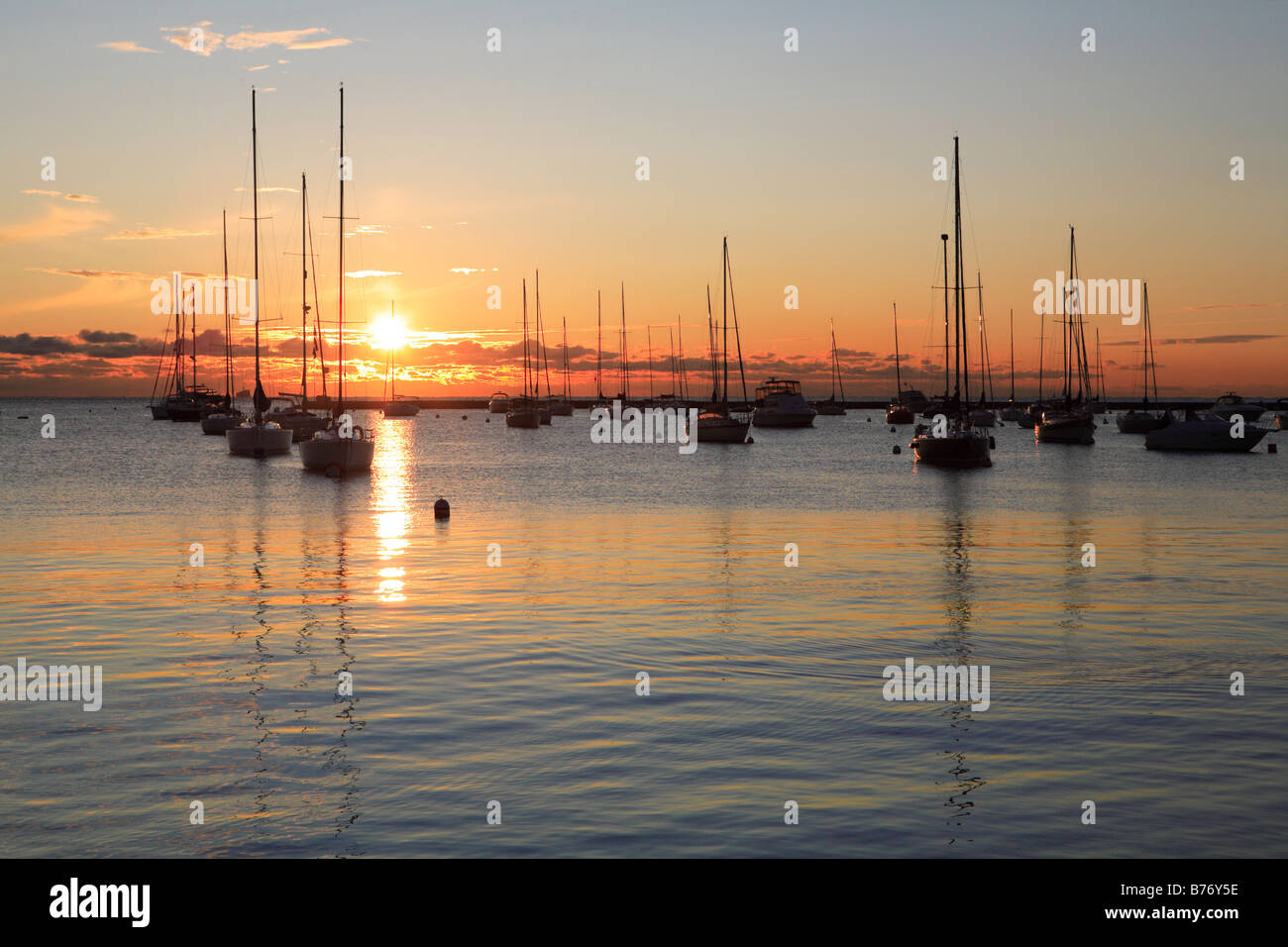 BOOTE BEI SONNENAUFGANG IM HAFEN VON MONROE IN DER INNENSTADT VON CHICAGO ILLINOIS USA Stockfoto