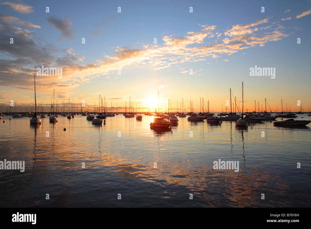 BOOTE BEI SONNENAUFGANG IM HAFEN VON MONROE IN DER INNENSTADT VON CHICAGO ILLINOIS USA Stockfoto