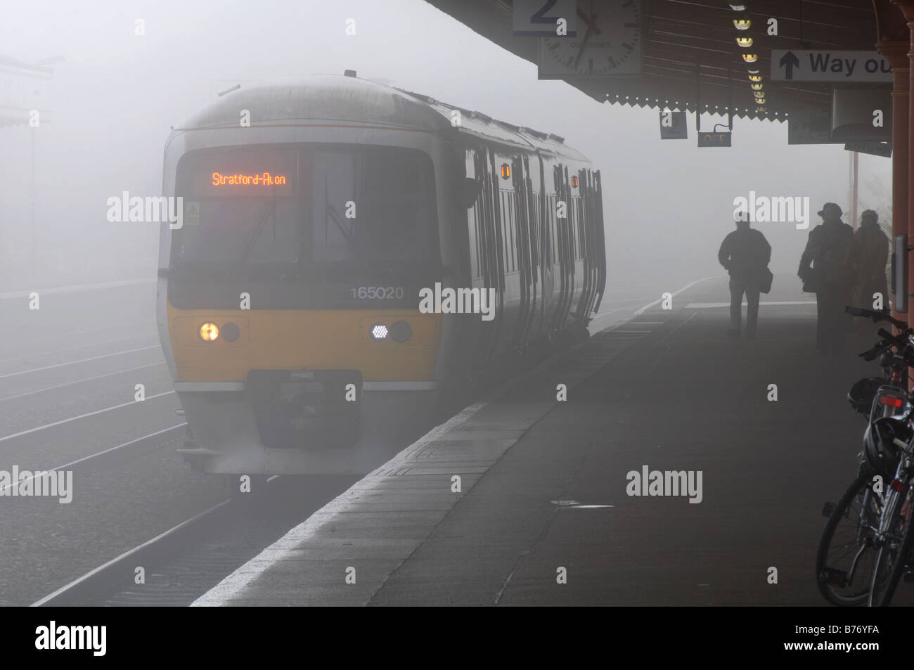 Zug in der Station im Winternebel, UK Stockfoto