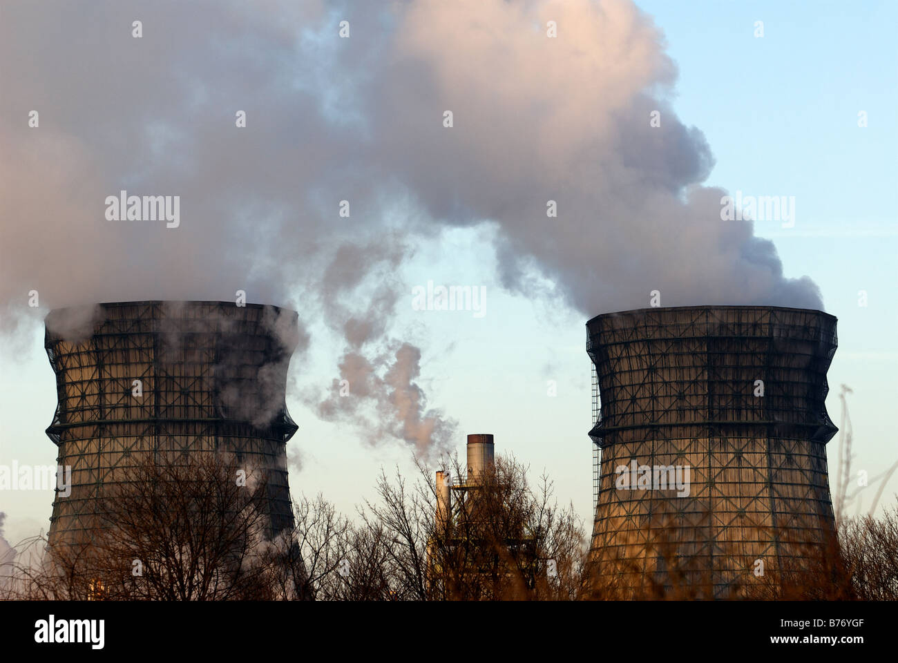 Kühltürme, Shell-Öl-Raffinerie Godorf, Köln, Nordrhein-Westfalen, Deutschland. Stockfoto