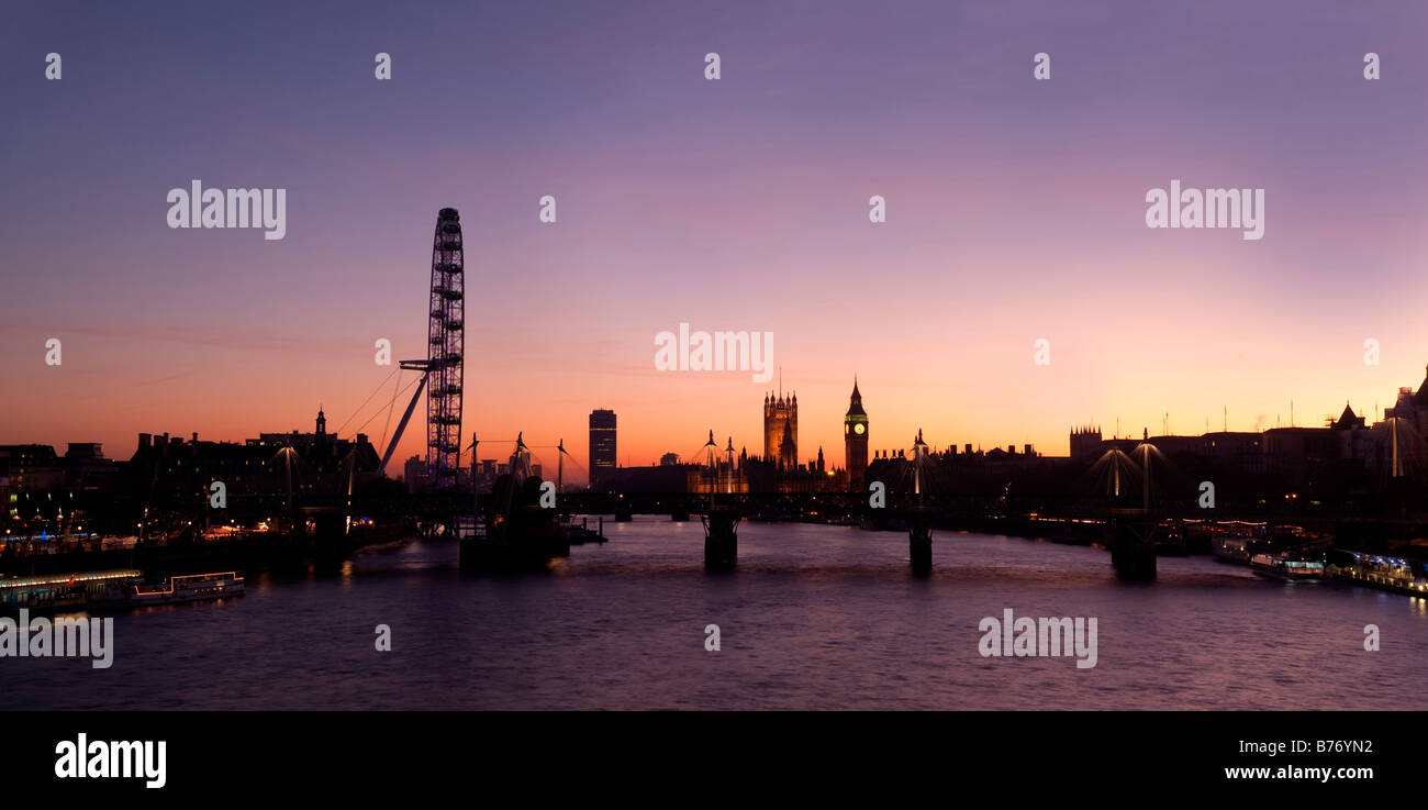 London Eye, Big Ben & Parlament in der Abenddämmerung. Hohe Auflösung-Panoramabild Stockfoto