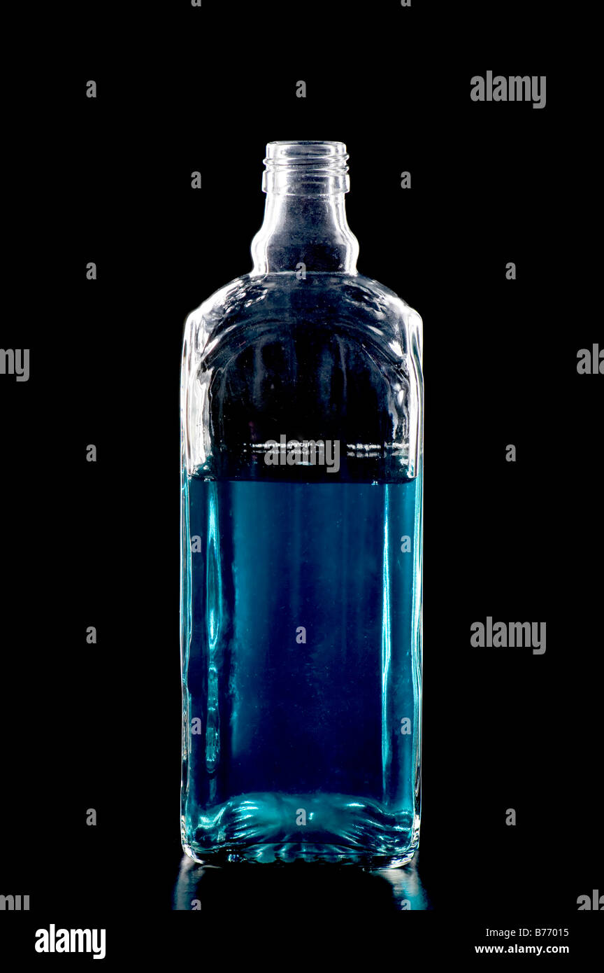Objekt auf schwarze farbige Flasche mit Flüssigkeit Stockfoto