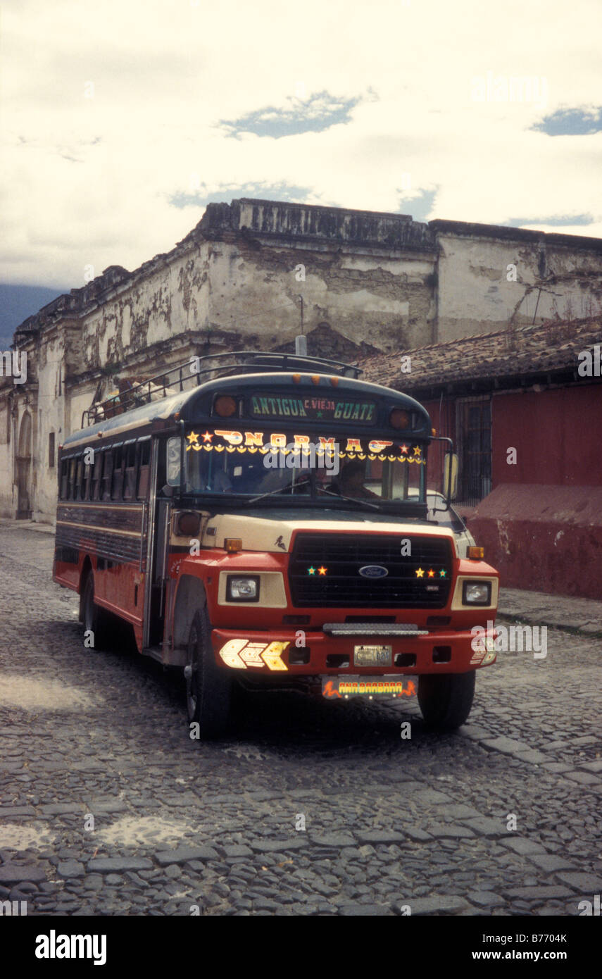 Huhn-Bus in der spanischen kolonialen Antigua, Guatemala Stockfoto