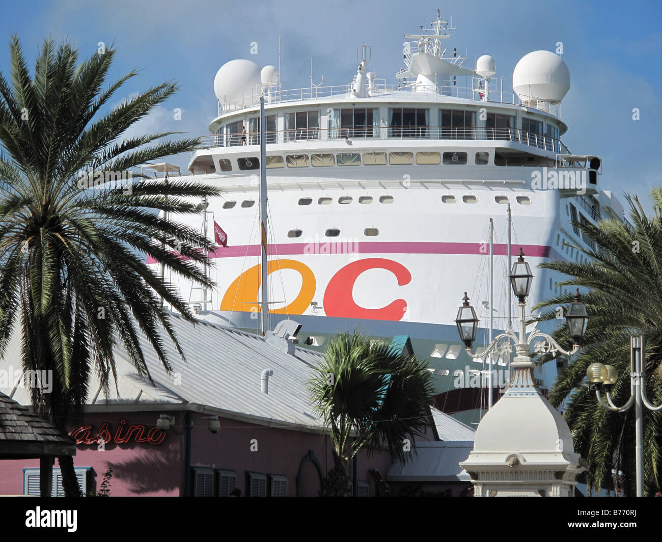 Ocean Village Kreuzfahrtschiff von St Johns Town in Antigua in der Karibik gesehen Stockfoto