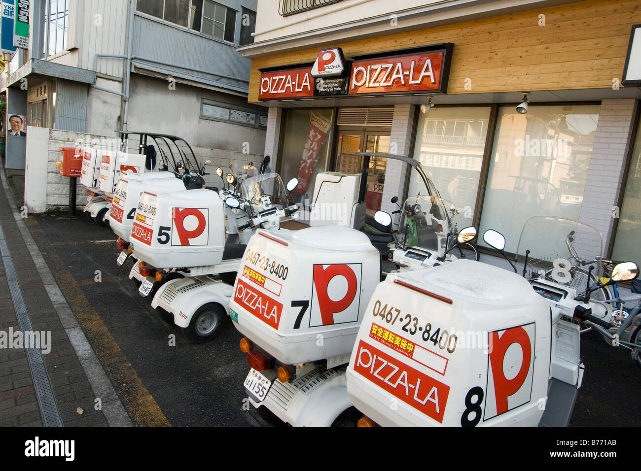 Pizza Lieferung Motorräder parken in der Nähe von Pizzeria, Japan Stockfoto