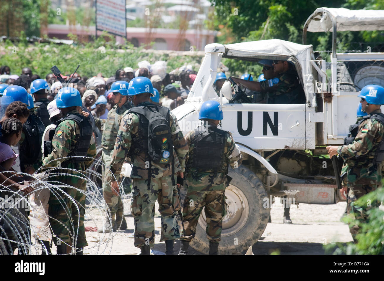 UN-Friedenstruppen verteilen Nahrungsmittel, Haitianer in Gonaives nach drei Wirbelstürme im August 2008 schlug. Stockfoto