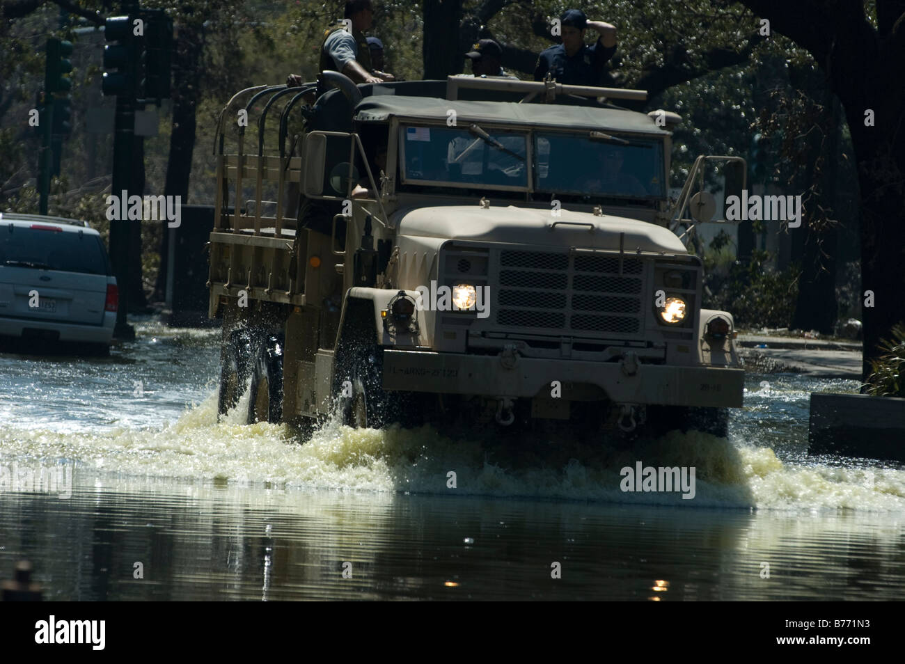 Militärfahrzeug durch tiefe Hochwasser mit militärischen Friedenssicherung Personal an Bord in New Orleans Stockfoto