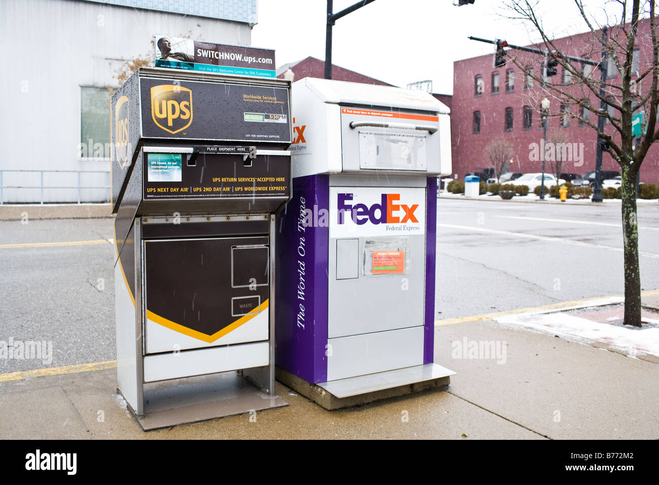 Eine FedEx und UPS abholen Box sitzen nebeneinander an einer Straßenecke Stockfoto