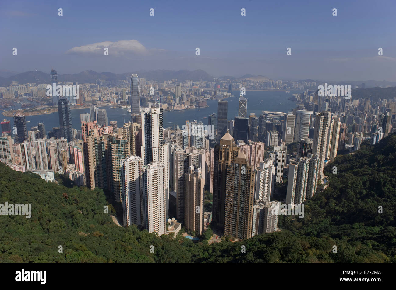 Skyline von Hong Kong aus Victoria Peak an einem sonnigen Tag, Hong Kong, China Stockfoto