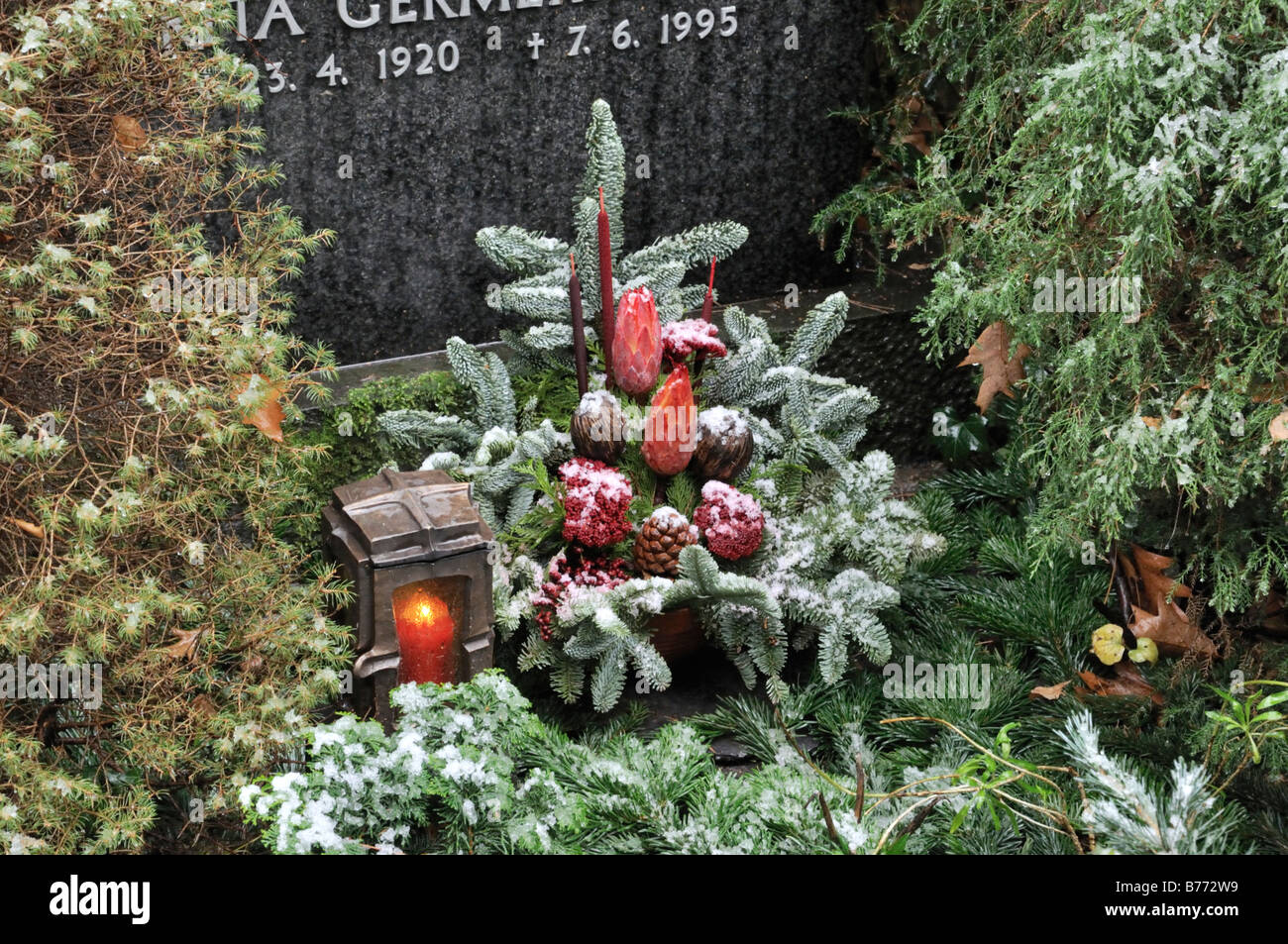 Grab Dekoration mit Tannenzweigen und gefärbte Teile der Pflanze  Stockfotografie - Alamy