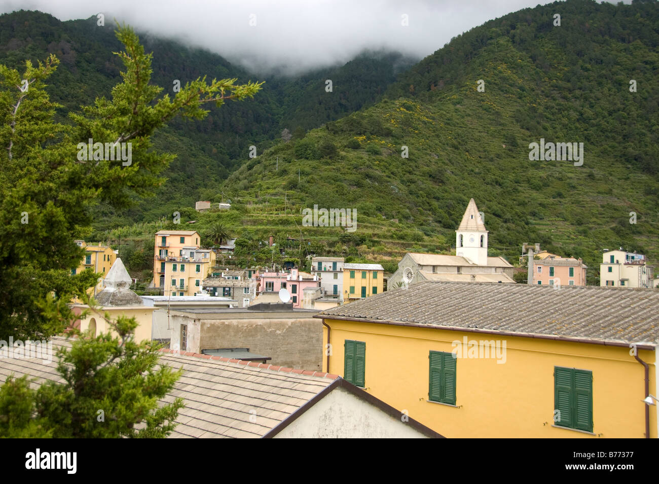 Nebel rollt den Bergen oberhalb der Stadt Manarola in den Cinque Terre Stockfoto