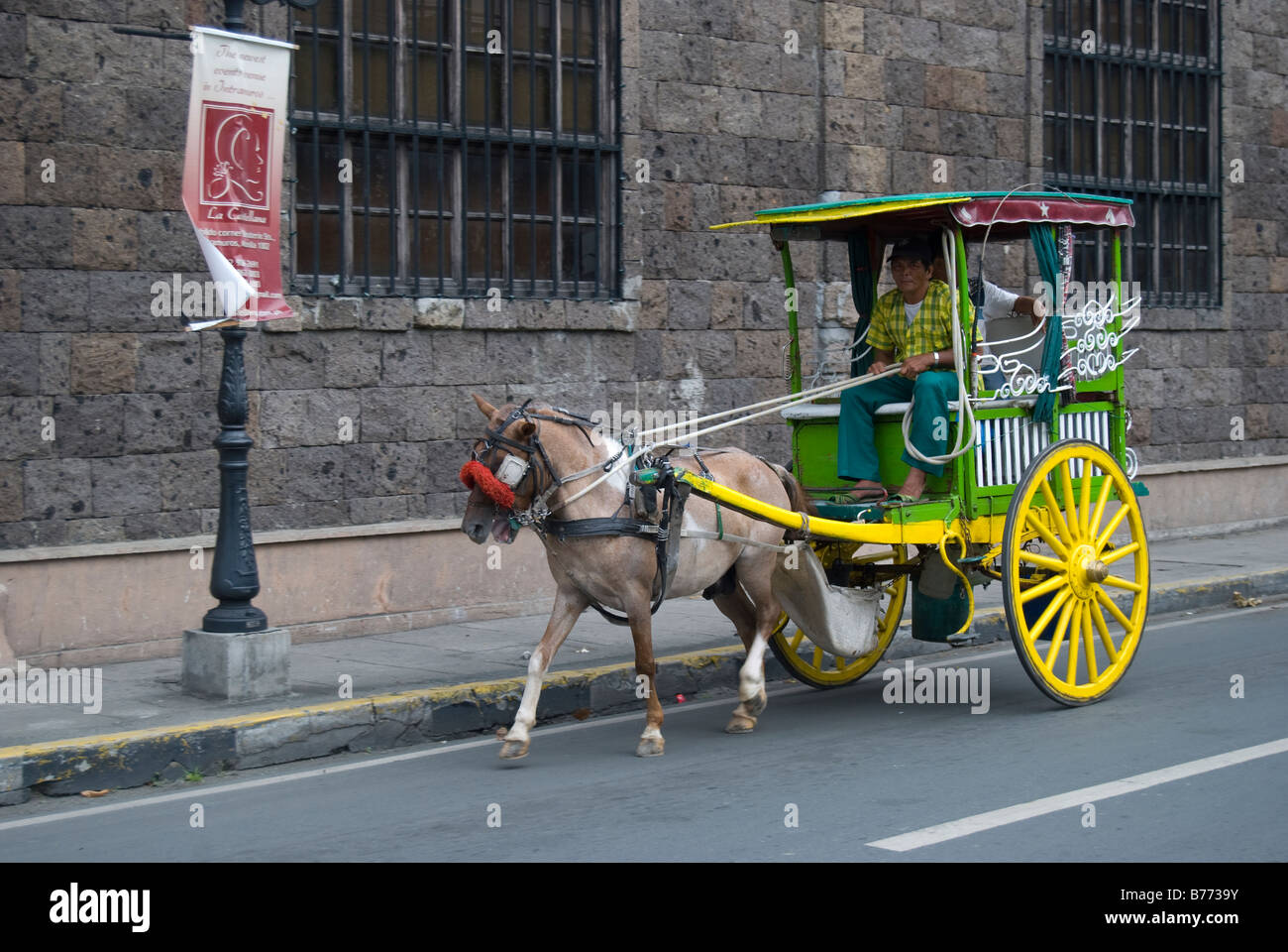 Bunte Calesas (Pferdekutsche) und Fahrer, Intramuros, Manila, Philippinen Stockfoto