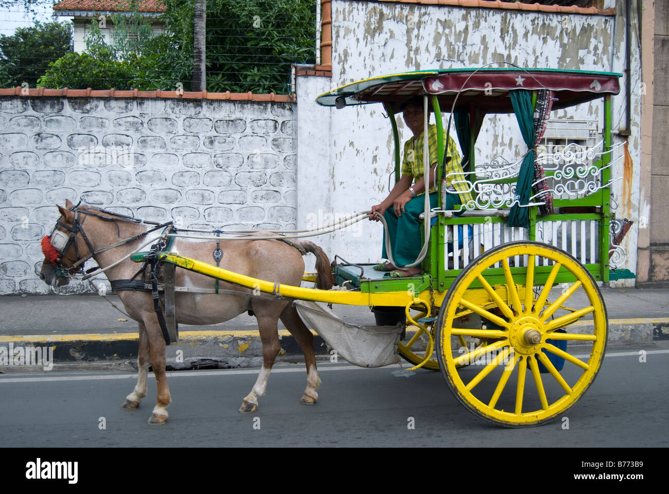 Bunte Kaleschen (Pferdekutsche) und Fahrer, Intramuros, Manila, Philippinen Stockfoto