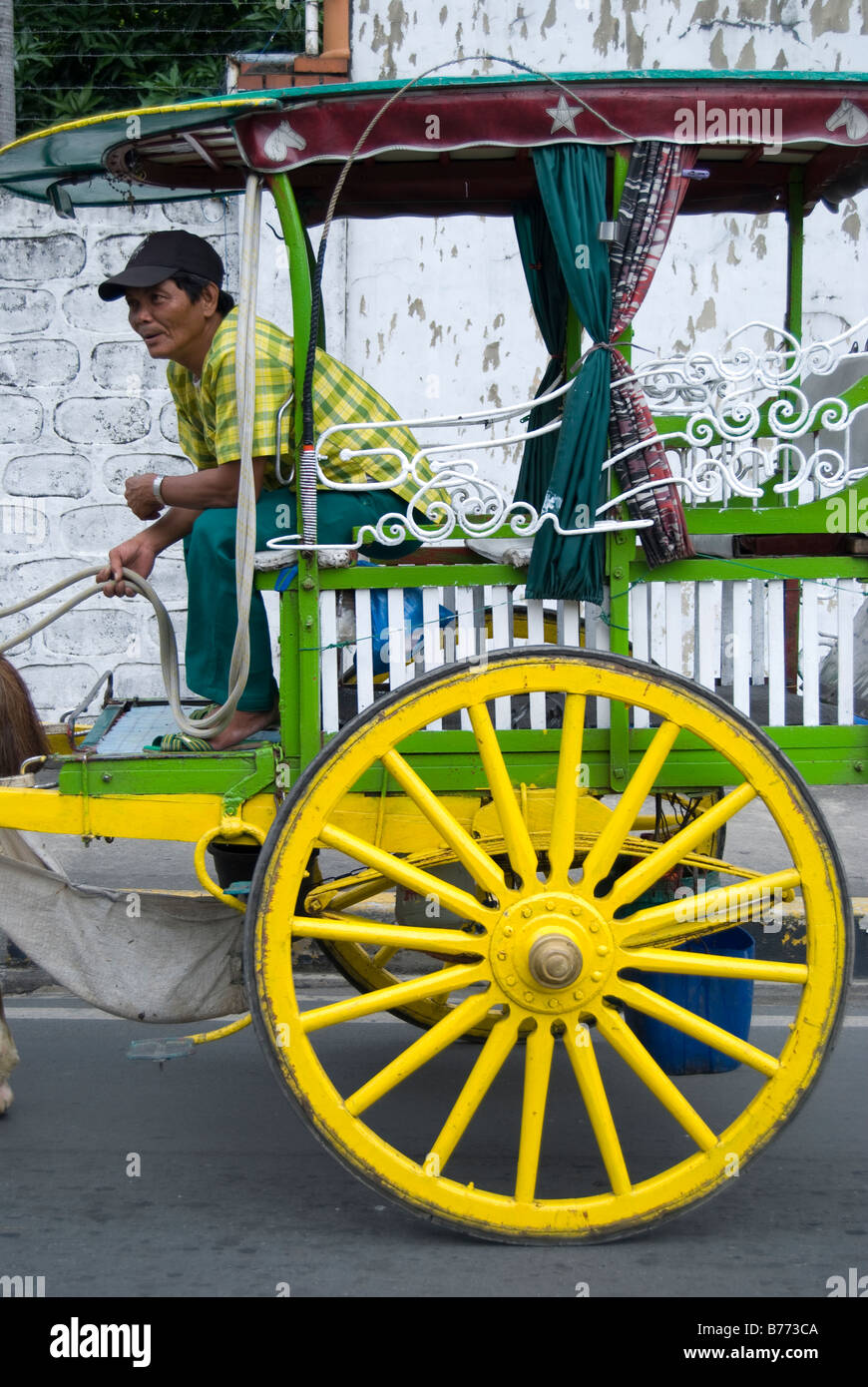 Bunte Kaleschen (Pferdekutsche) und Fahrer, Intramuros, Manila, Philippinen Stockfoto