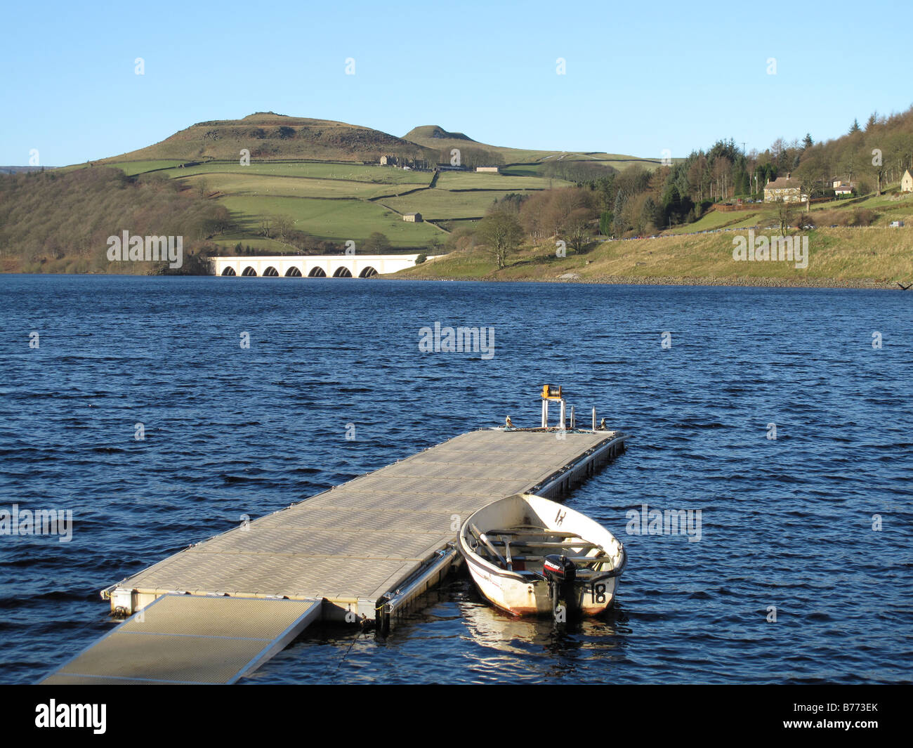 Blick über Ladybower Vorratsbehälter mit Fischers Boot und Bootssteg, Yorkshire Brücke (auf A57 Schlange übergeben] und Crook Hill. Stockfoto