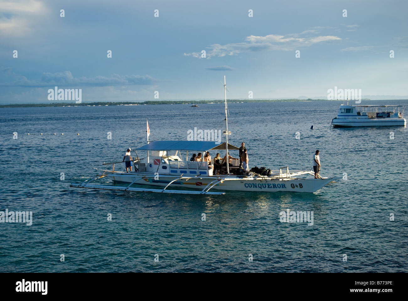 Ausflug-Yacht, die Rückkehr zum Ufer, Mactan Island, Cebu, Visayas, Philippinen Stockfoto