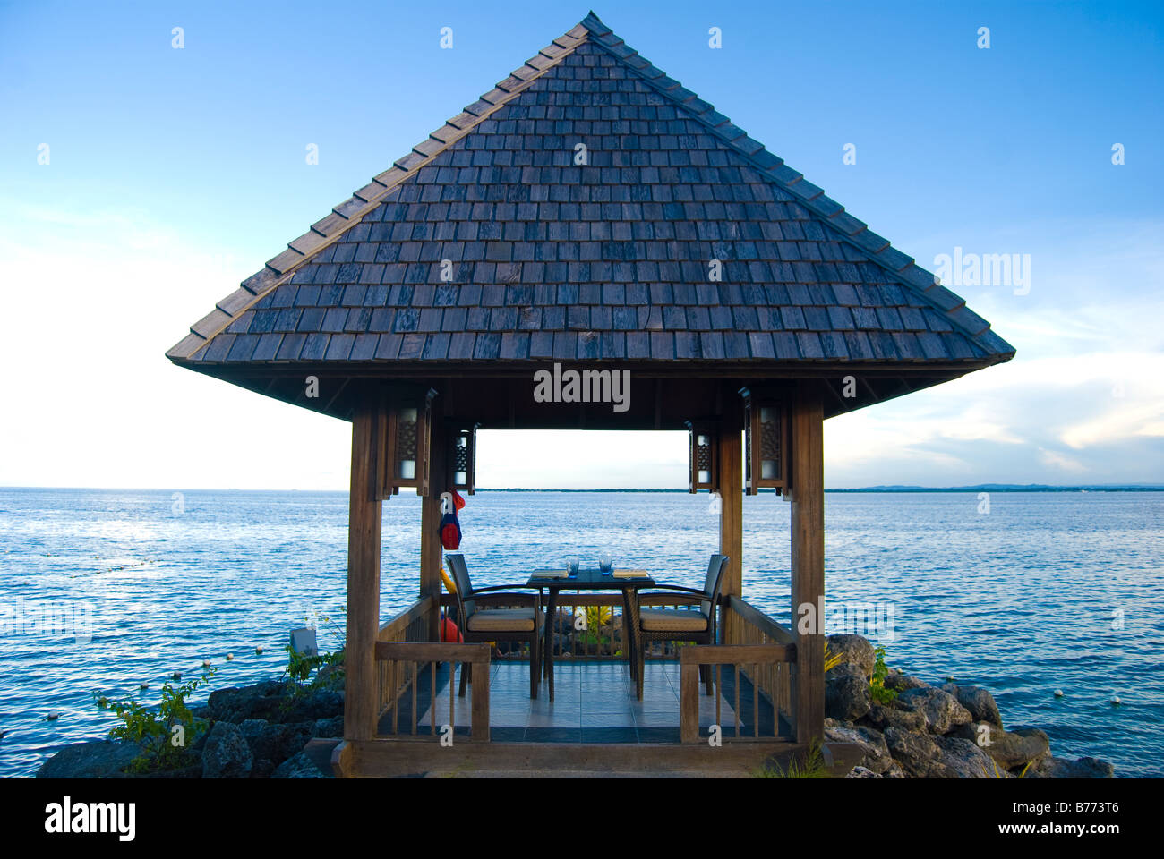 Des Wassers Rand Unterschlupf bei Sonnenuntergang, Shangri-La Island Resort & Spa, Mactan Island, Cebu, Visayas, Philippinen Stockfoto