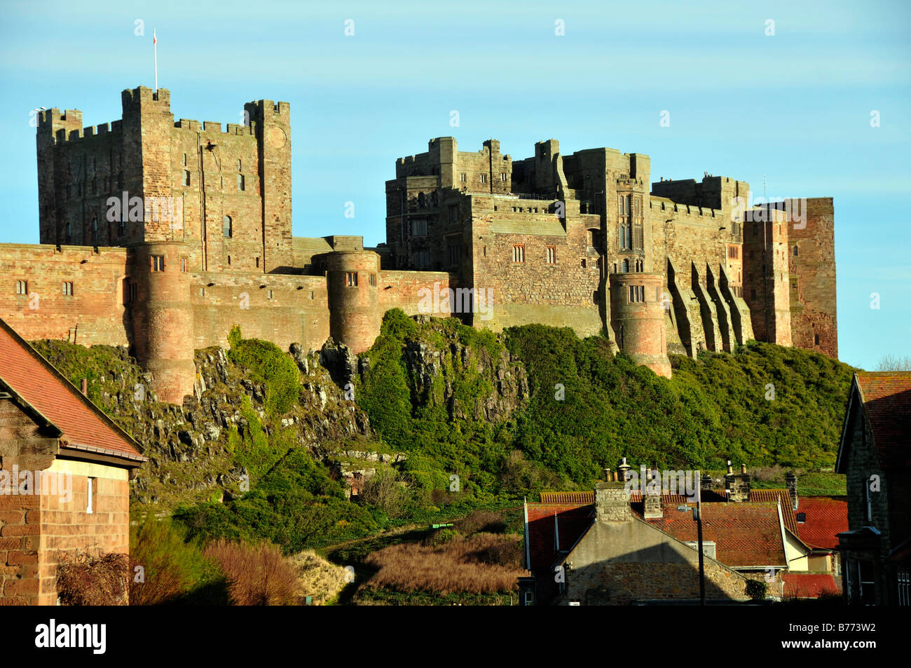 Bamburgh Castle Northumberland uk England Dorf Hügel Klippe Stockfoto