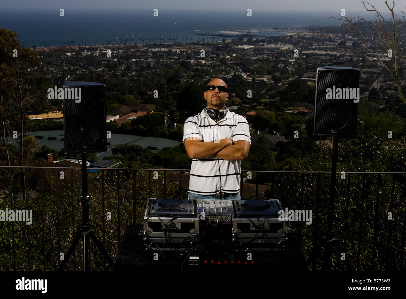 Hip-Hop-DJ mit Blick auf Stadt und am Strand Stockfoto