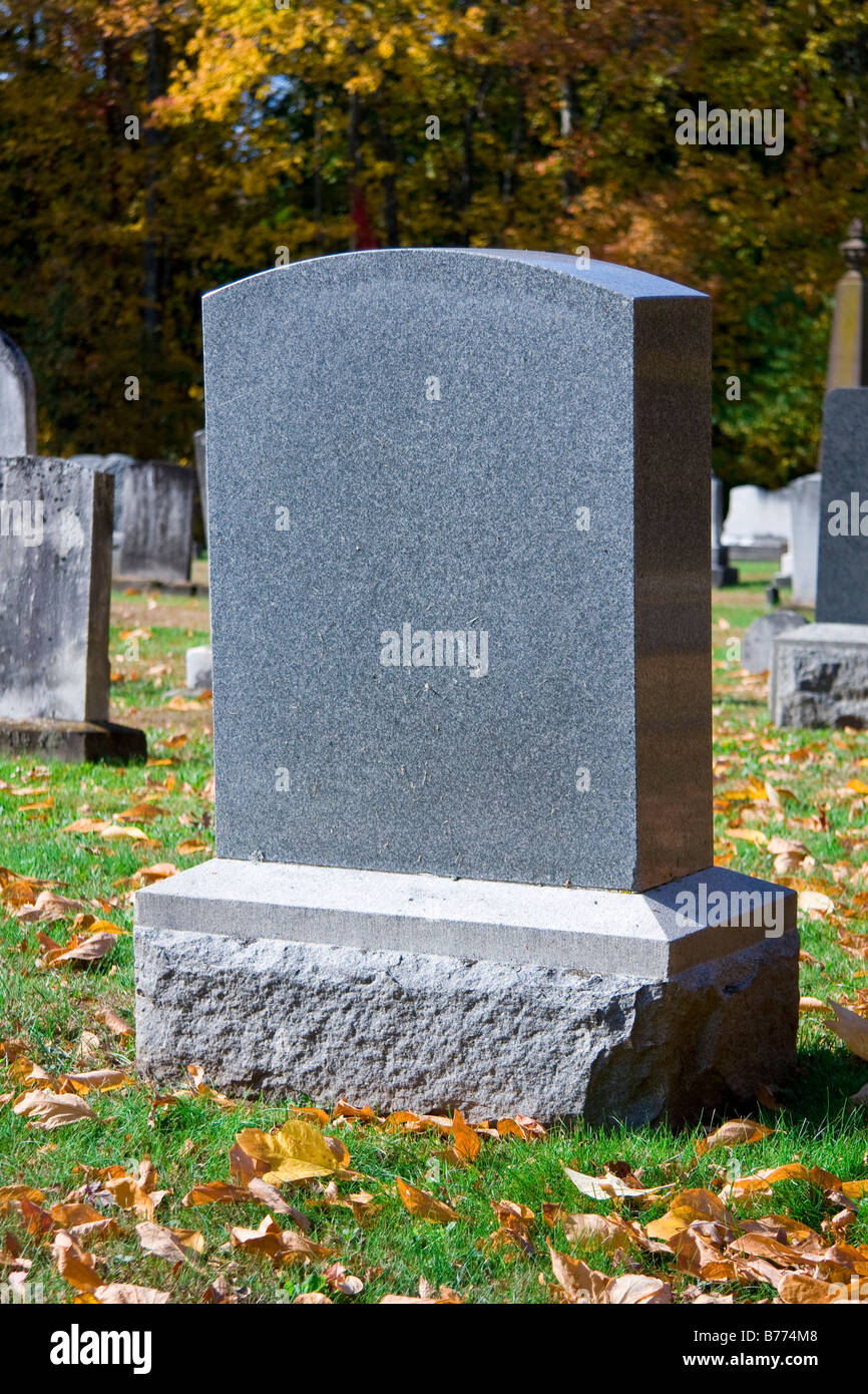 Leere Grabstein Im Friedhof Wahrend Der Herbstsaison Stockfotografie Alamy