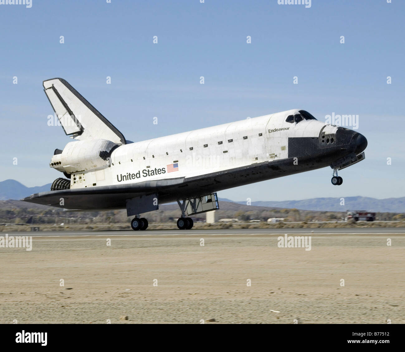 Das Hauptfahrwerk des Space Shuttle Endeavour fährt auf der Landebahn an. Stockfoto