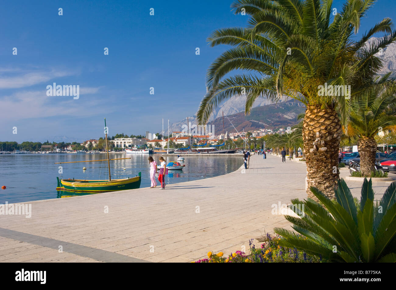 Der Hafen mit Uferpromenade spazieren und Angelboote/Fischerboote in Makarska Kroatien Stockfoto