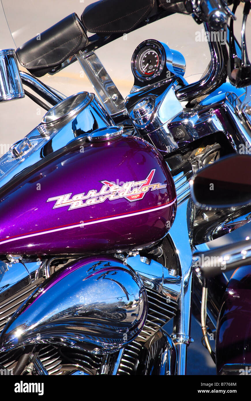 Harley Davidson Logo auf lila Motorrad Stockfoto