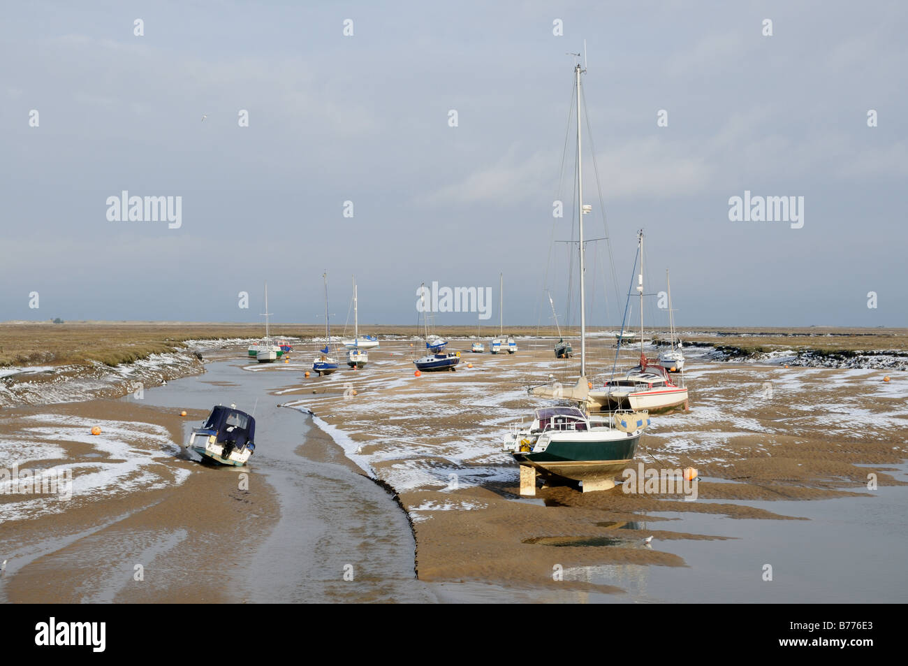 Brunnen neben den Meer Gezeiten Kanal mit Sportbooten nach Schneefall Norfolk UK Dezember Stockfoto