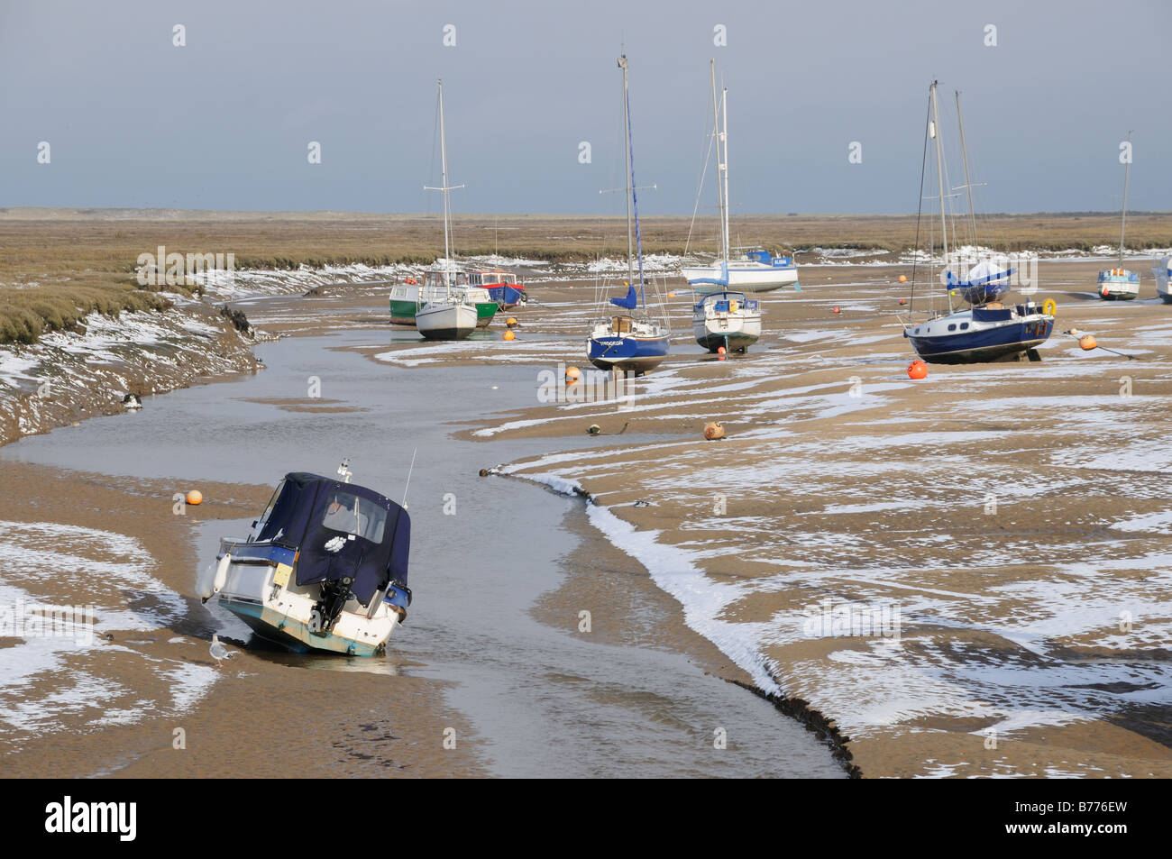 Brunnen neben den Meer Gezeiten Kanal mit Sportbooten nach Schneefall Norfolk UK Dezember Stockfoto