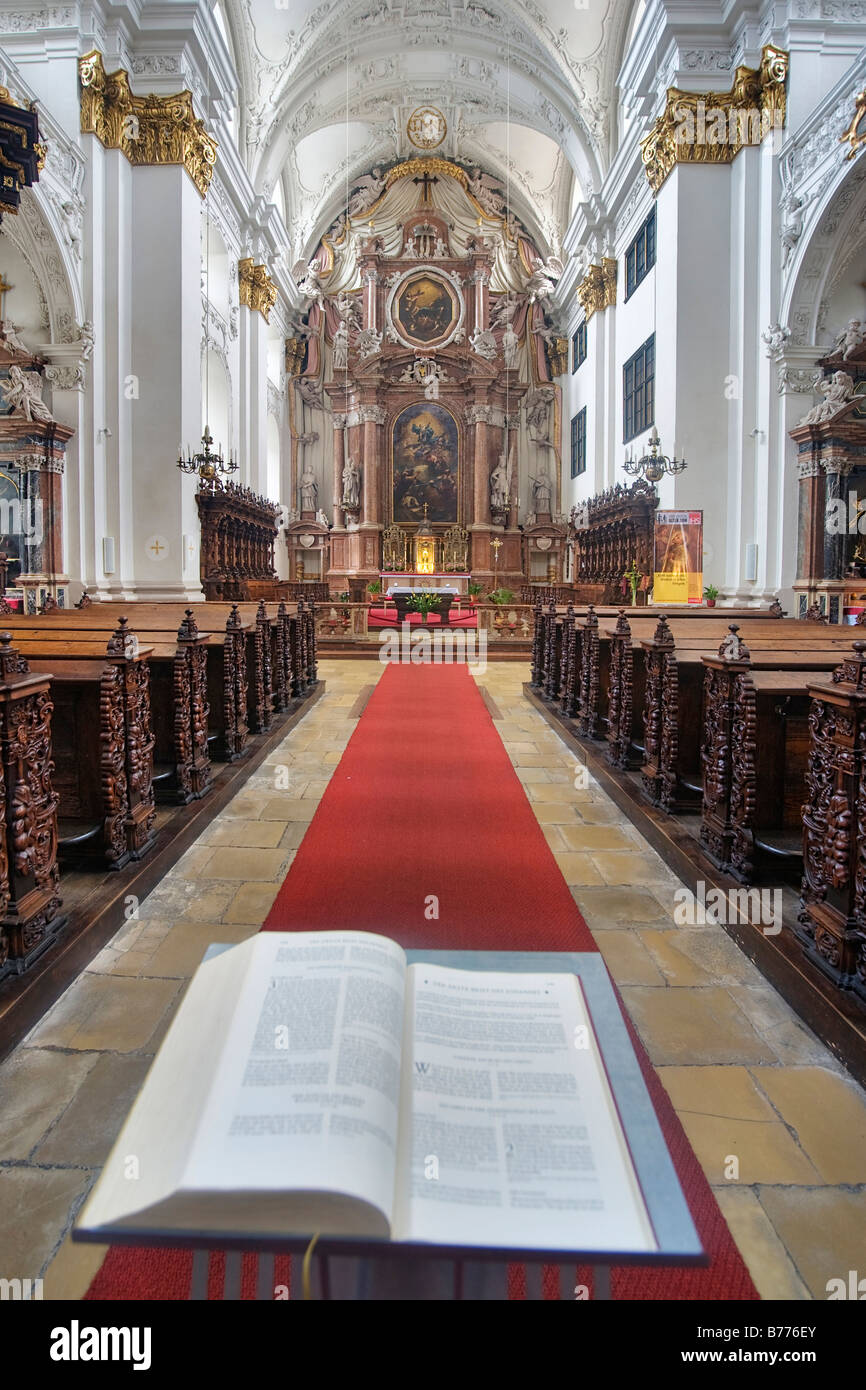 Innenansicht der St. Ignatius Kirche, historische Kathedrale in Linz, Oberösterreich, Europa Stockfoto