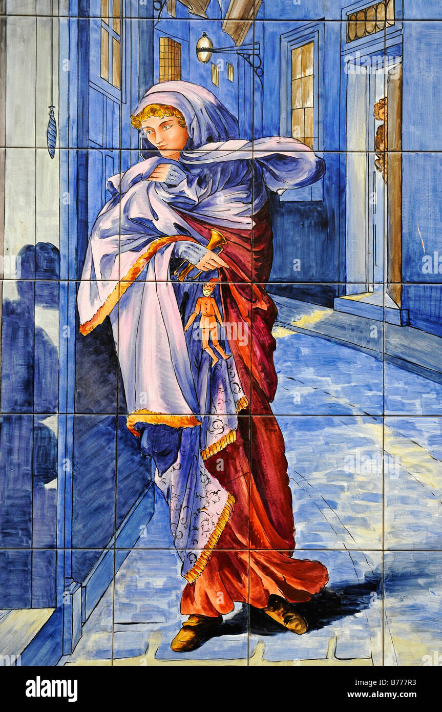 Spanische Fliesen, Azulejos, Darstellung einer geheimnisvollen verhüllte Frau in einer engen Gasse, Madrid, Spanien, Europa Stockfoto