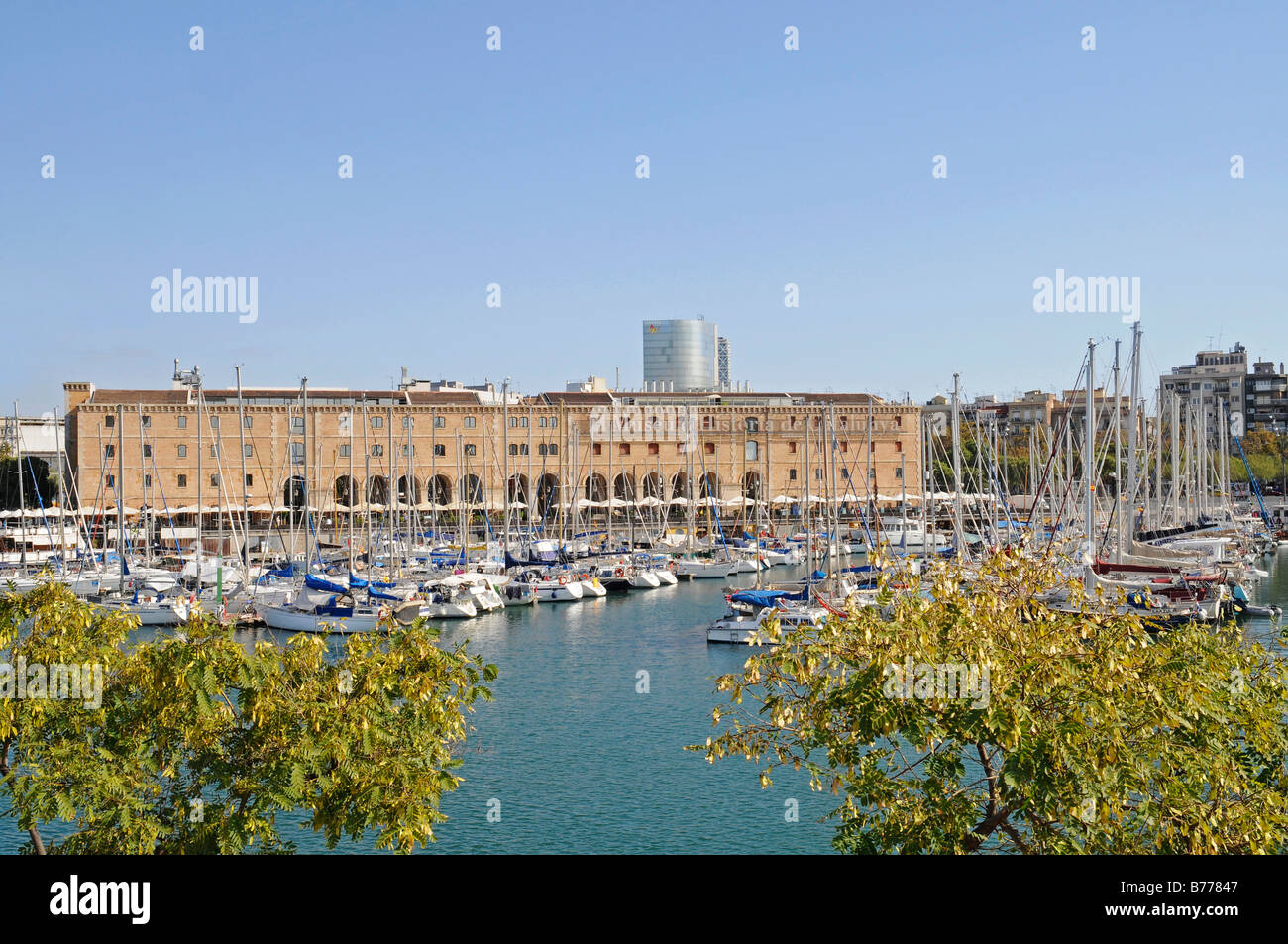 Blick auf die Boote im Hafen in Richtung Museu de Historia de Catalunya, historisches Museum, Port Vell, La Barceloneta Viertel, befind Stockfoto