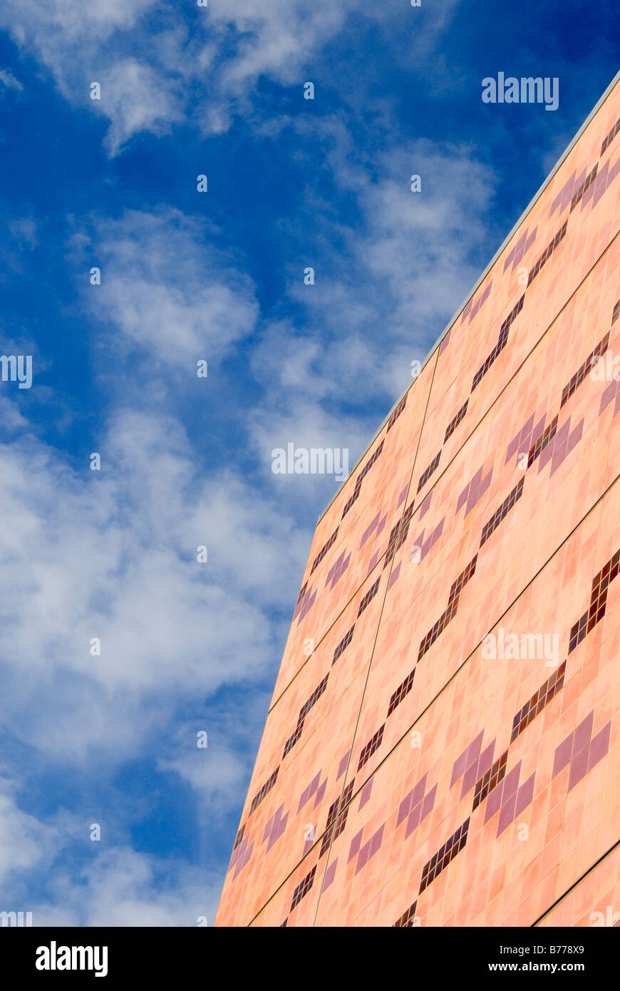 UNBEWOHNT UNBESETZT ANSICHT PARED PAREDES CIELO AZUL NUBES WÄNDE NIEMAND CUADROS ESPACIO VERANO SILENCIO AFUERA ALTO DISENO FONDO EDIFICIO DURCHM Stockfoto