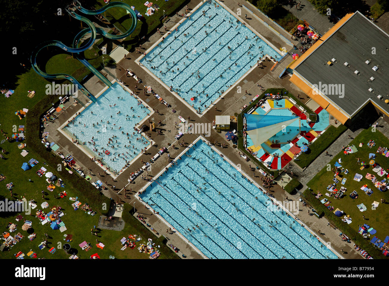 Luftaufnahme, Freibad Berge, Freibad, während Besucherrekord, Hamm,  Ruhrgebiet, Nordrhein-Westfalen, Deutschland, Europa Stockfotografie - Alamy