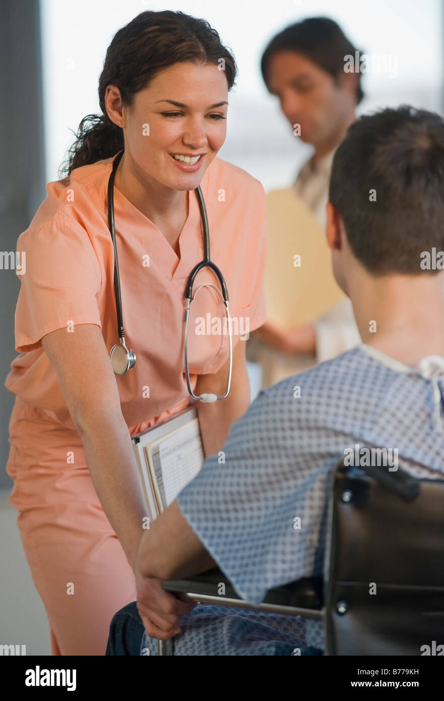 Ärztin hilft Patienten Rollstuhl Stockfoto