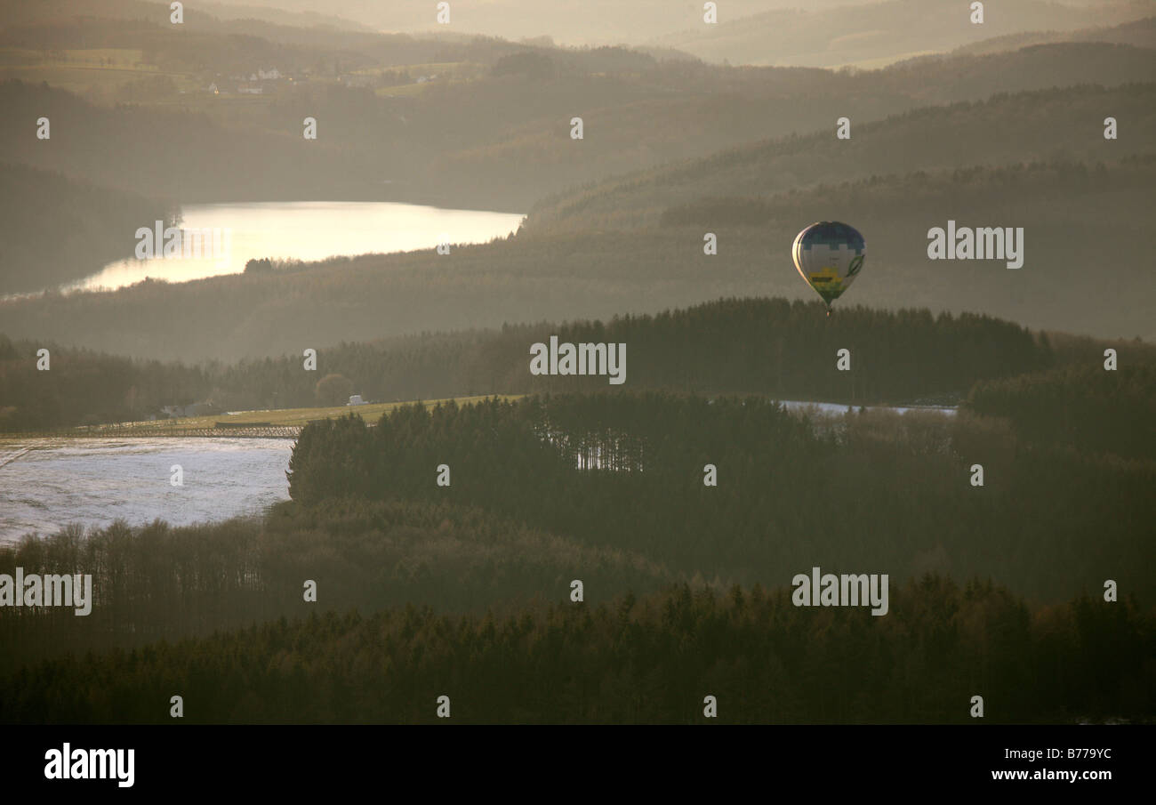 Luftbild, Heißluftballon, Reservoir in der Nähe von Wiehl, Sauerland, Nordrhein-Westfalen, Deutschland, Europa Stockfoto