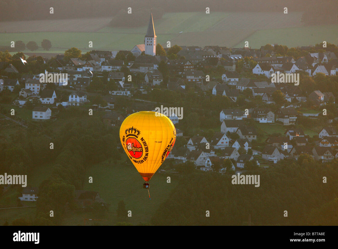 Luftbild, Heißluftballons, internationalen Mongolfiade, beginnen bei der Warsteiner Brauerei, Sonnenuntergang, Hirschberg, Warstein, Stockfoto
